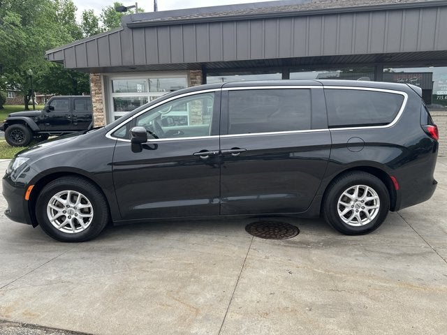2022 Chrysler Voyager LX