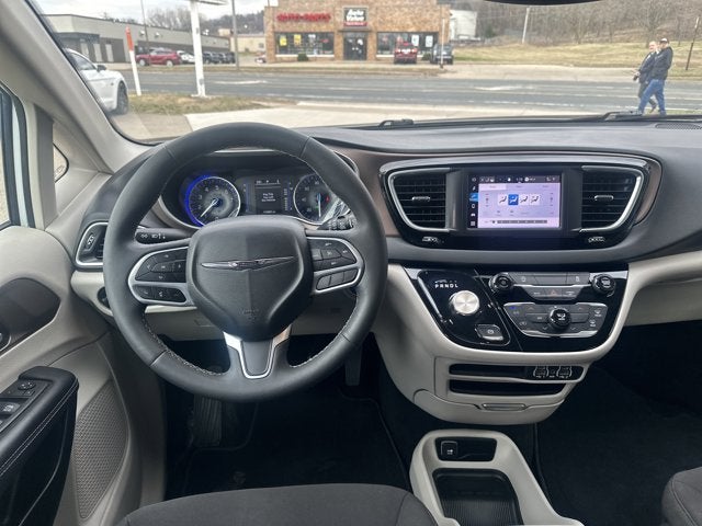 2024 Chrysler Voyager LX